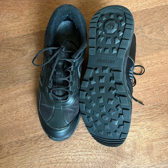 Men’s Sneakers 10.5 - Picture 3 of 4